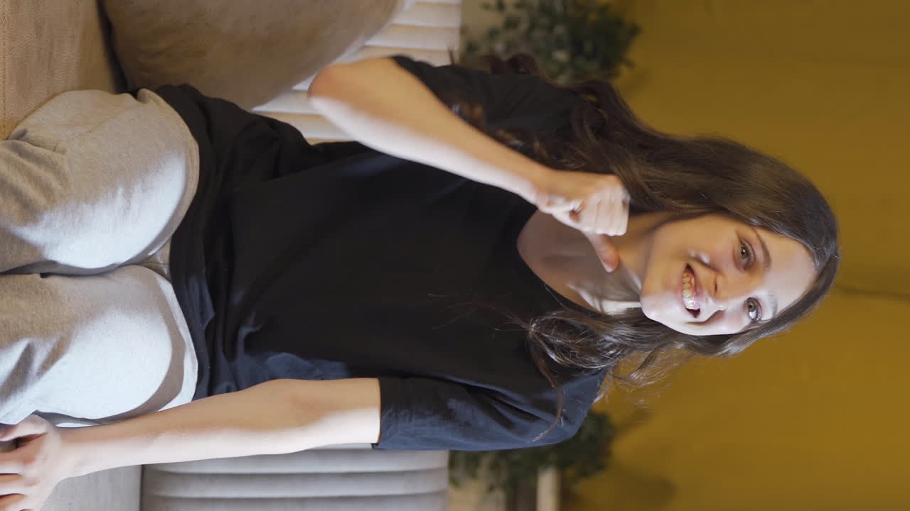 카메라에 화를 내는 젊은 여성의 수직 비디오.