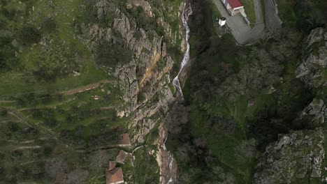 el pueblo de verdant valdigem, lamego, portugal - ascenso aéreo
