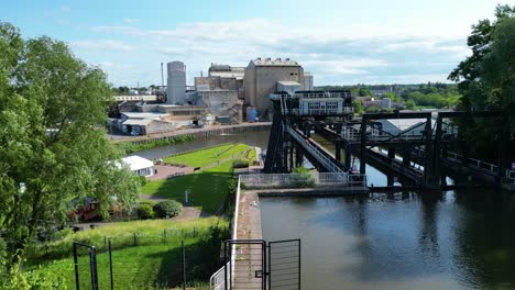 Anderton-Boatlift-Cheshire-Trent-Und-Mersey-Canal-Luftaufnahme-Der-Prächtigen-Viktorianischen-Ingenieurskunst,-Die-Noch-Heute-Funktioniert