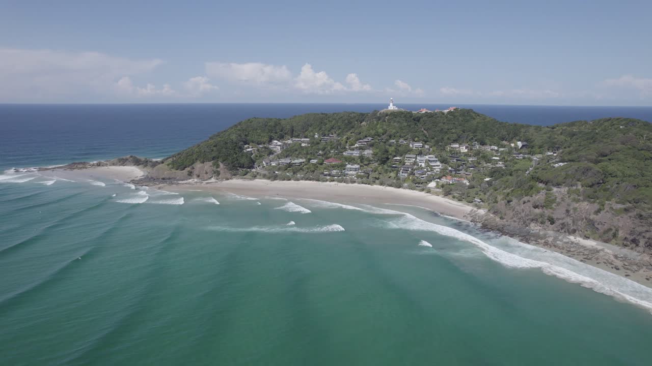 와테고스 해변 의 모래 해안 에 다가오는 거품 같은 파도 - 오스트레일리아 nsw 의 바이론 베이 에 있는 호텔 과 휴양지