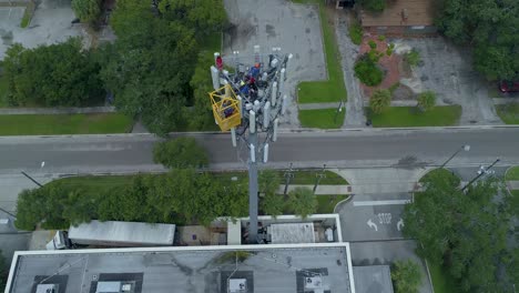 video aéreo de 4k de trabajadores de la torre en la torre celular