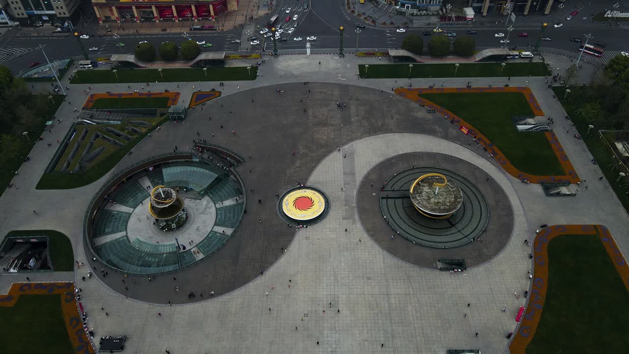 diseño del símbolo yin yang en las calles de la ciudad de chengdu, china - vuelo aéreo de drones