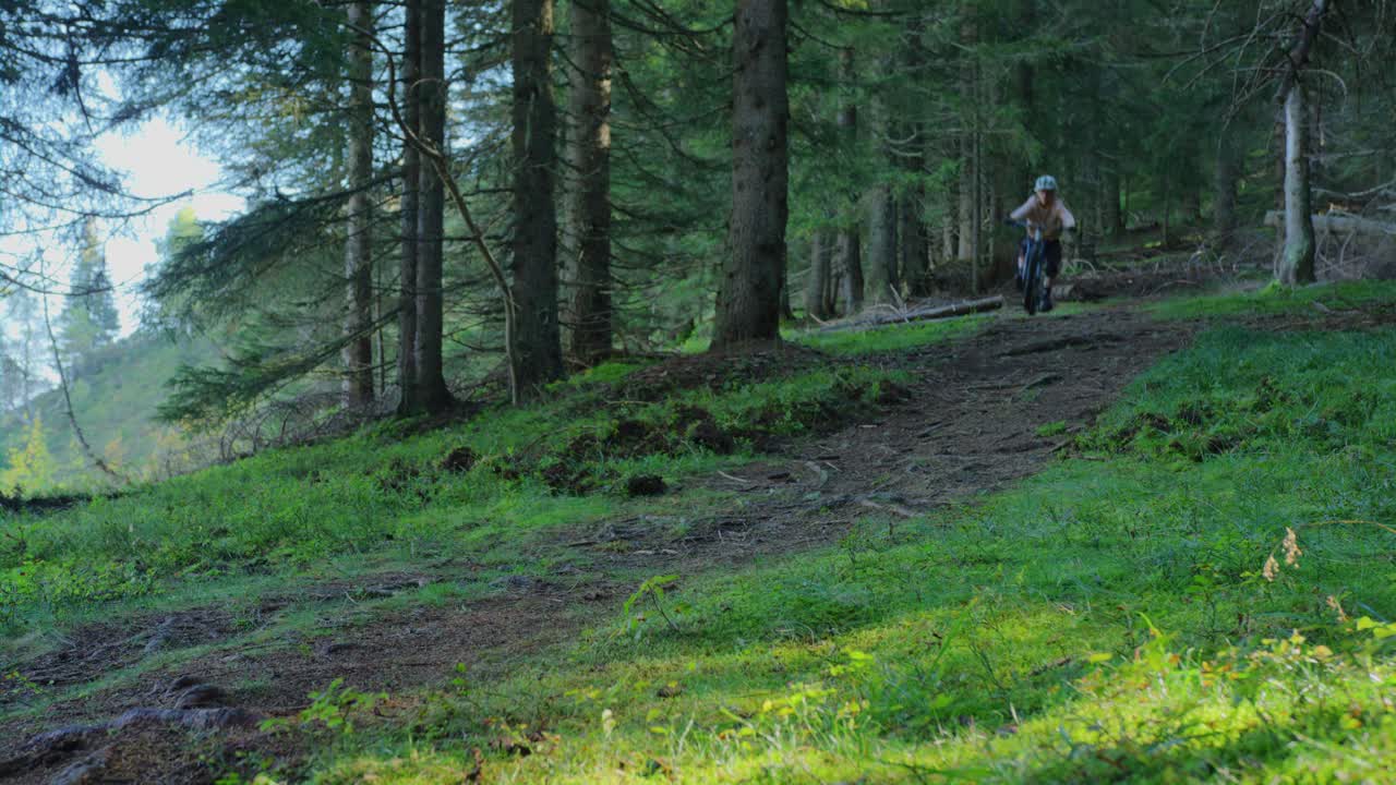 un ciclista recorre un bosque en una fría mañana de primavera