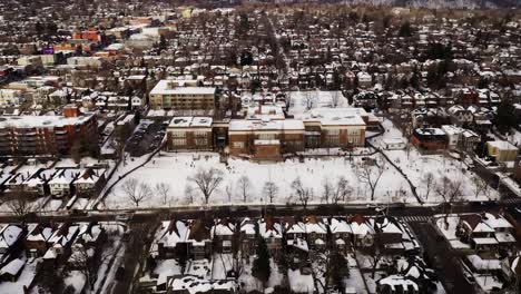 imágenes de drones de la escuela en el vecindario de lawrence park