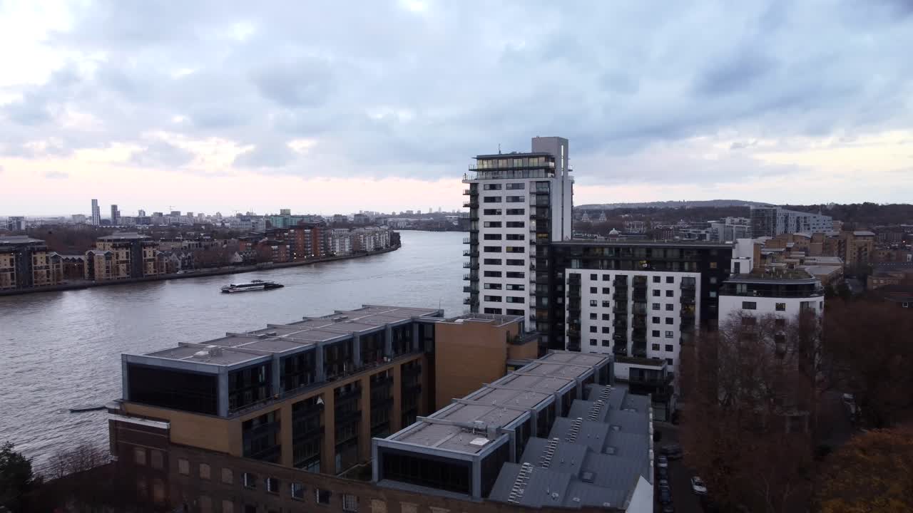 Ripresa con drone di un grattacielo e di un quartiere residenziale nell'East London.