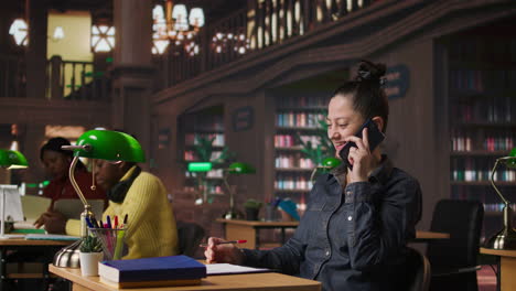 mujer hablando por teléfono en la biblioteca