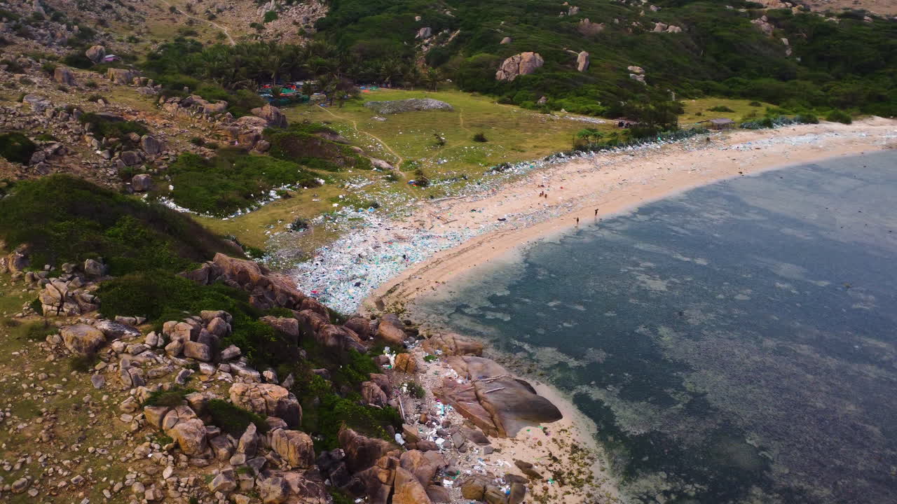 누이추아 국립공원으로 둘러싸인 닌투언의 오염된 해변에 대한 공중 원형 전망
