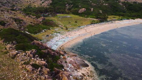 vista circular aérea sobre la playa contaminada en ninh thuan rodeada del parque nacional nui chua