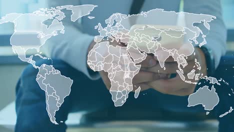 animación del día de la tierra y el mapa del mundo sobre el empresario caucásico usando teléfono inteligente