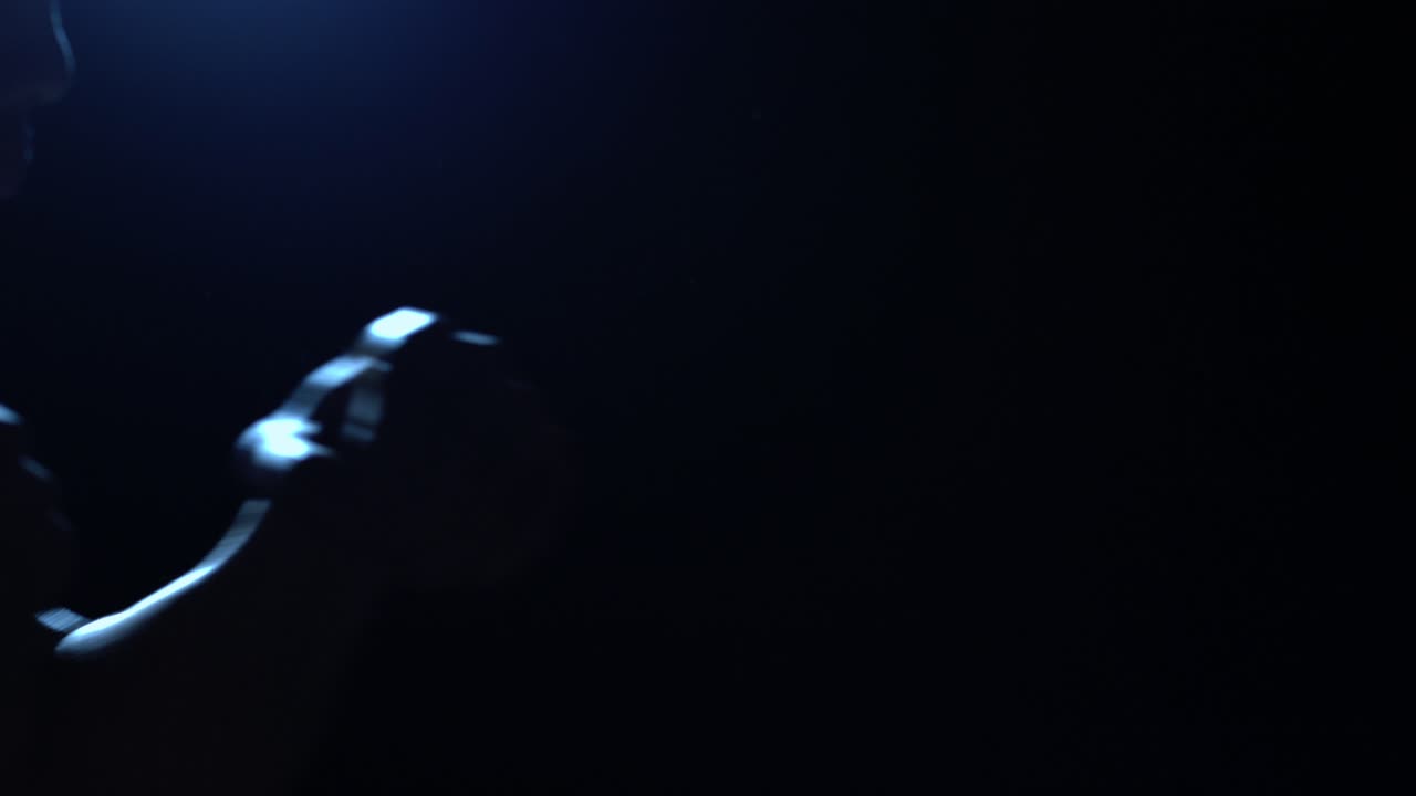 손의 흐릿한 실루