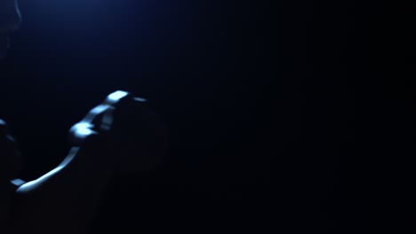 silueta borrosa de una mano
