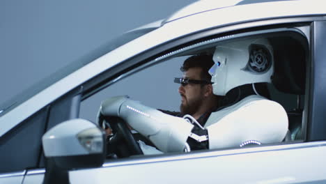 humano y robot coche sin conductor