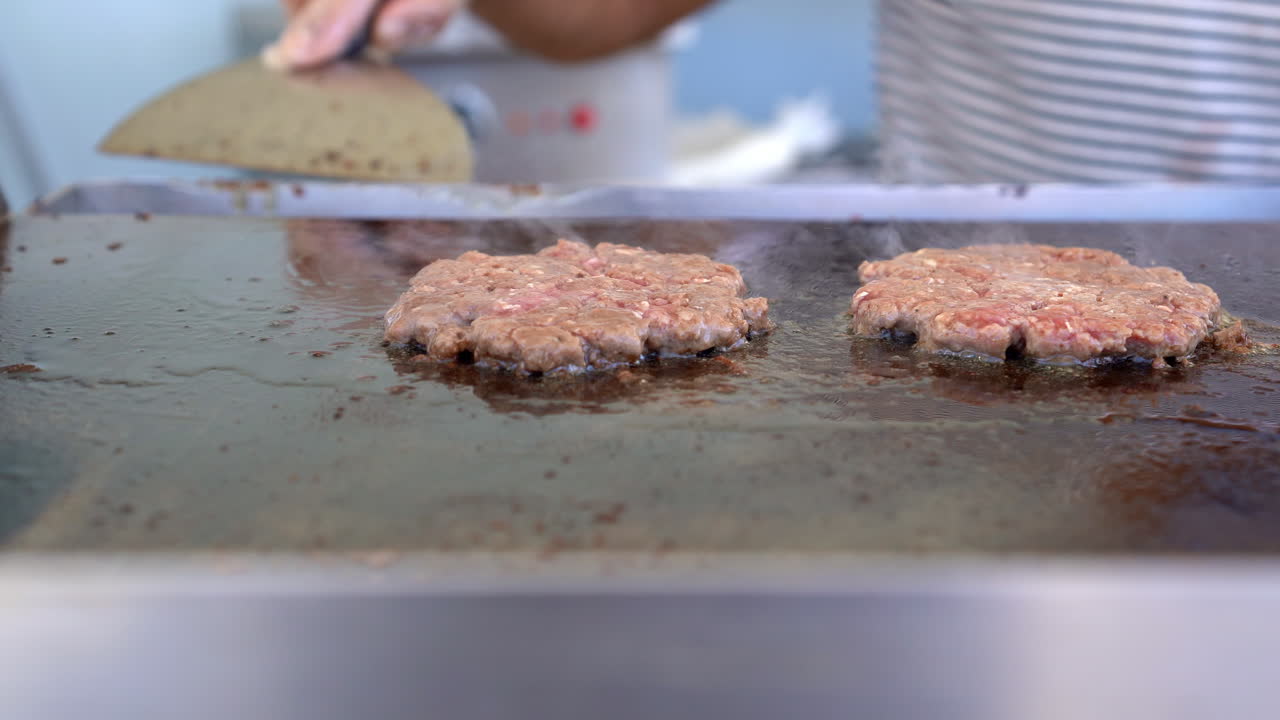 tres trozos de hamburguesa de ternera se cocinan a la parrilla
