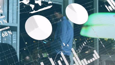 Animación-De-Diagramas-Y-Procesamiento-De-Datos-Sobre-Un-Hombre-De-Negocios-Caucásico-Usando-Un-Teléfono-Inteligente