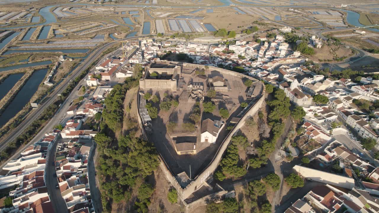 Ripresa aerea in discesa con punto di interesse sul castello medievale a Castro Marim, Portogallo, vista panoramica per una splendida giornata di sole