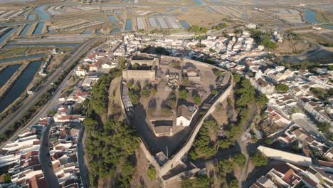 Absteigende-Luftaufnahme-Mit-Point-Of-Interest-Auf-Der-Mittelalterlichen-Burg-In-Castro-Marim,-Portugal,-Panoramablick-Für-Einen-Tollen-Sonnigen-Tag