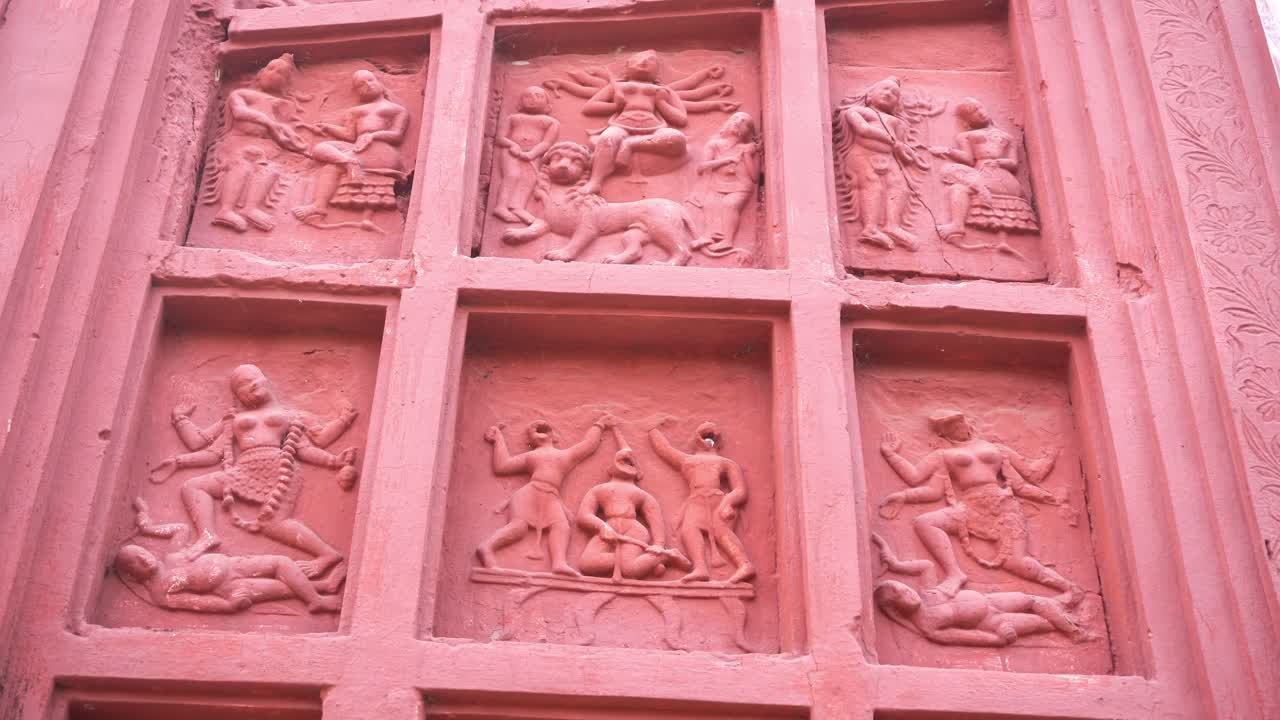 The red brick architecture is evident on the outer walls of this temple which the social system, culture and civilization of that time blossomed.Currently, the paintings are almost destroyed.