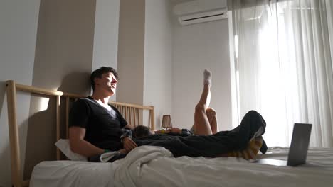 pareja y niño relajándose en la cama