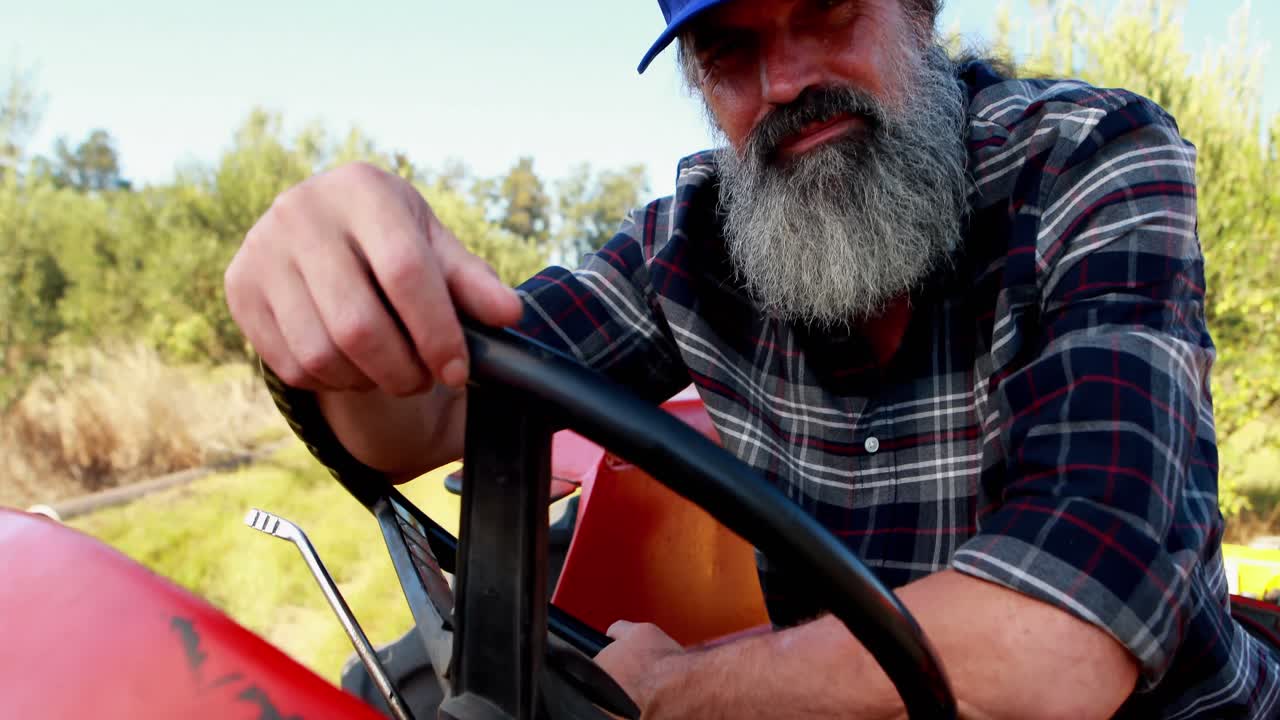 retrato de un hombre sentado en un tractor 4k