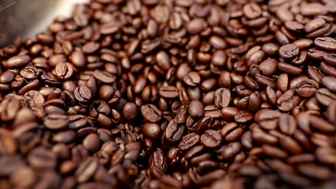 chicchi di caffè al rallentatore da vicino