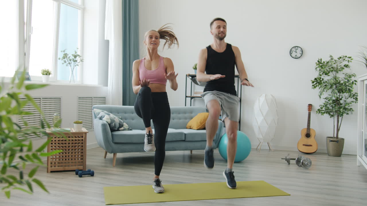 pareja haciendo ejercicio en casa