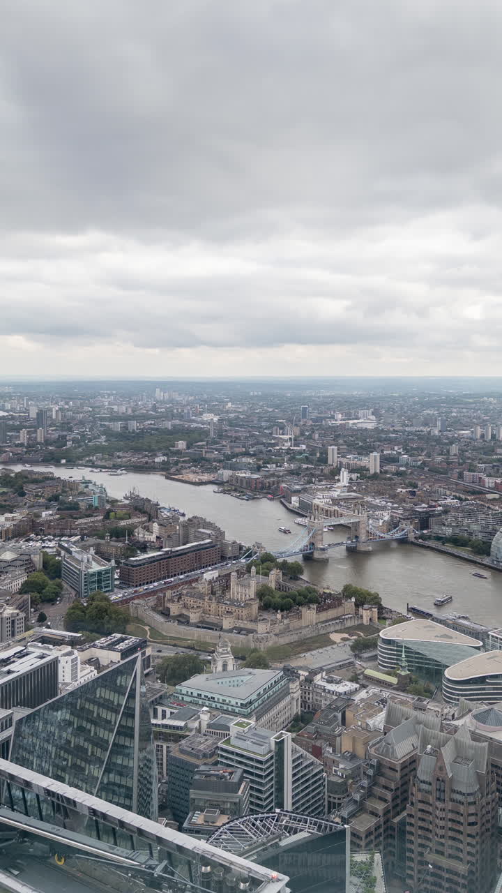 런던 시의 스어 마일 스카이스크래퍼 스카이 라인 (square mile skyscraper skyline) 의 밤의 타임 스 (timelapse) 은 독특한 높은 지점에서 수직으로 볼 수 있습니다.