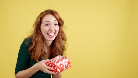 una mujer feliz recibiendo un regalo.