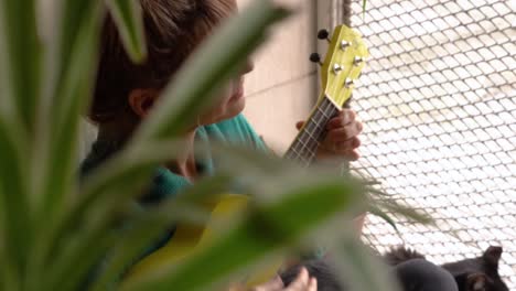 Carisma-Acústico:-Mujer-Cantando-Y-Tocando-El-Ukelele-Con-Estilo