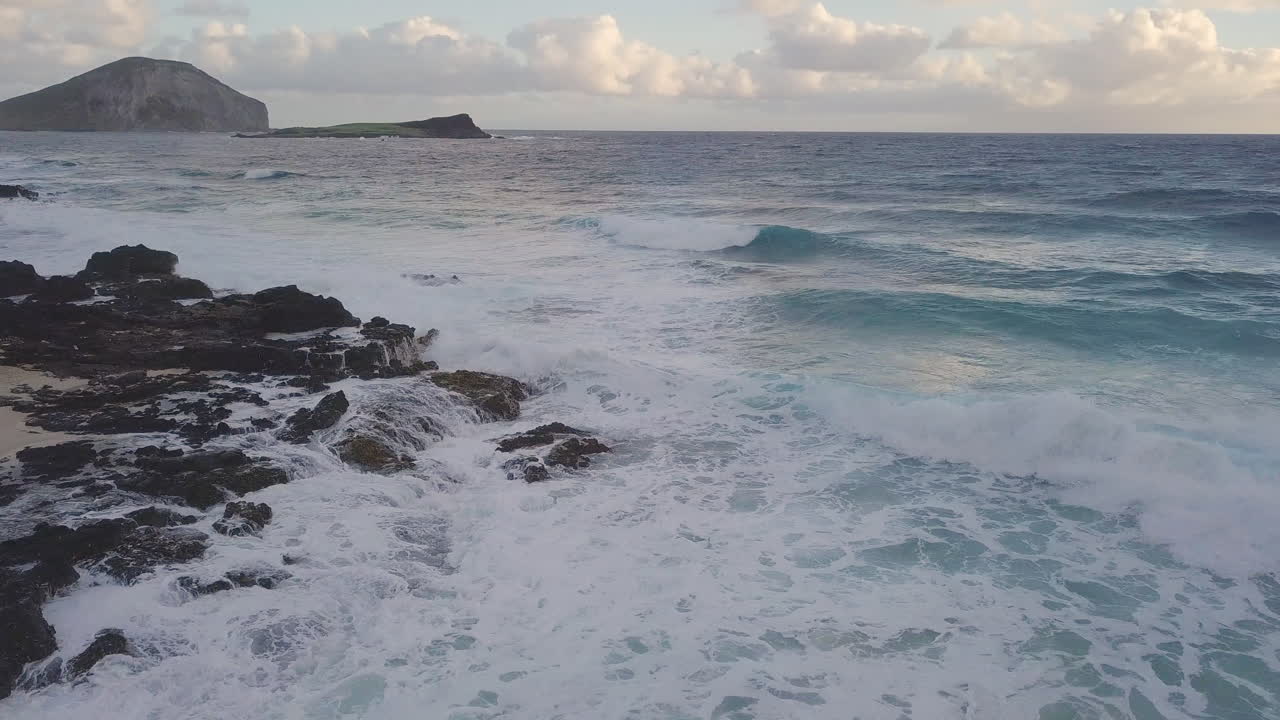beautiful ocean waves crashing into Makapuu, Hawaii suggests refreshment, beauty, and nature.