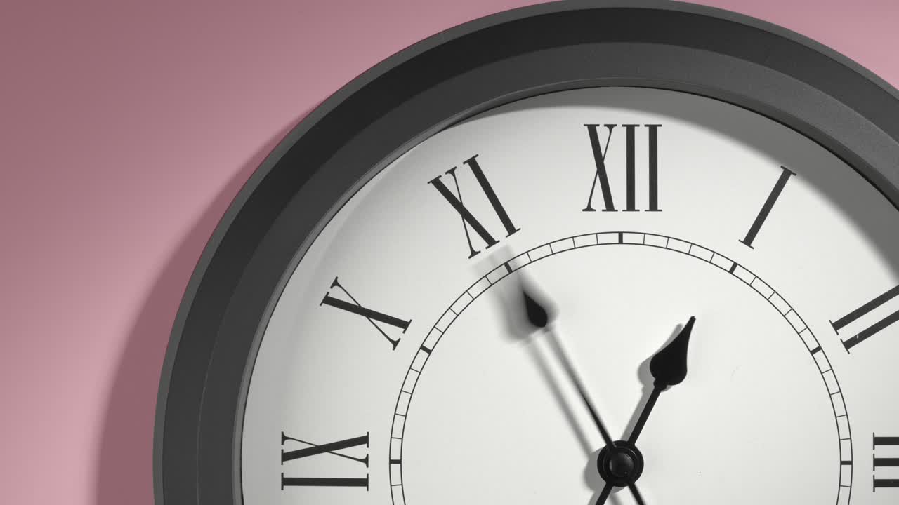 Quadrante di orologio latino su parete rosa rosata in time lapse.