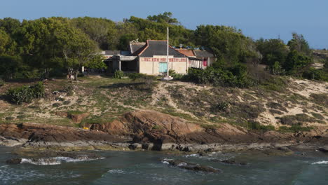 Paralaje-Aéreo-Alrededor-Del-Templo-Costero-Con-Vistas-Al-Mar-De-Mui-Ne,-Vietnam