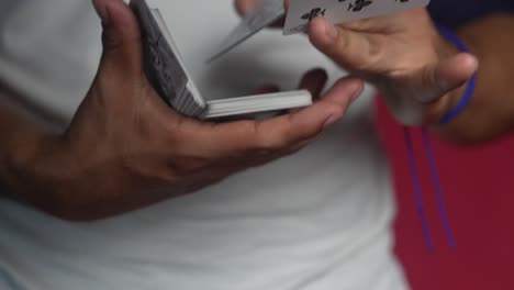 mago mostrando trucos con cartas-4