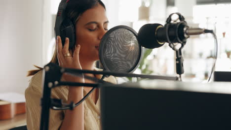 brasil, cantante o mujer con micrófono en el estudio