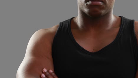 hombre musculoso con los brazos cruzados