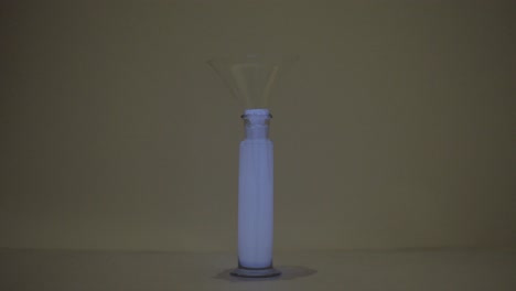 experimento químico con polvo fluorescente y vertido