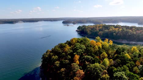 Luftpiullout-Im-Herbst-über-Dem-Lake-Lanier-Reservoir-In-Georgien