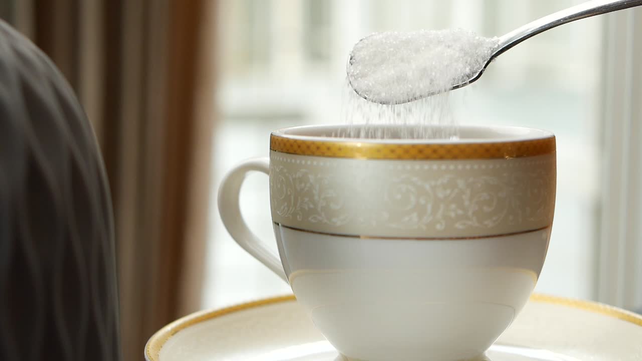 añadir azúcar a una taza de té