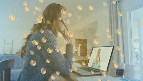animación de símbolos de bitcoin sobre mujer de negocios usando auriculares de teléfono y computadora portátil
