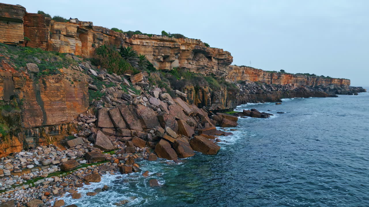 드론은 바위가 많은 바가 풍경을 볼 수 있습니다. 평온한 바다 파도가 해안가 절벽을 깨뜨립니다.