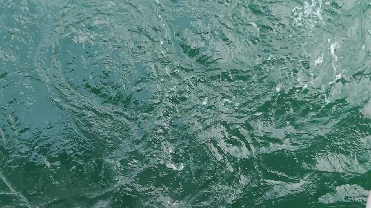 superficie de agua con ondas