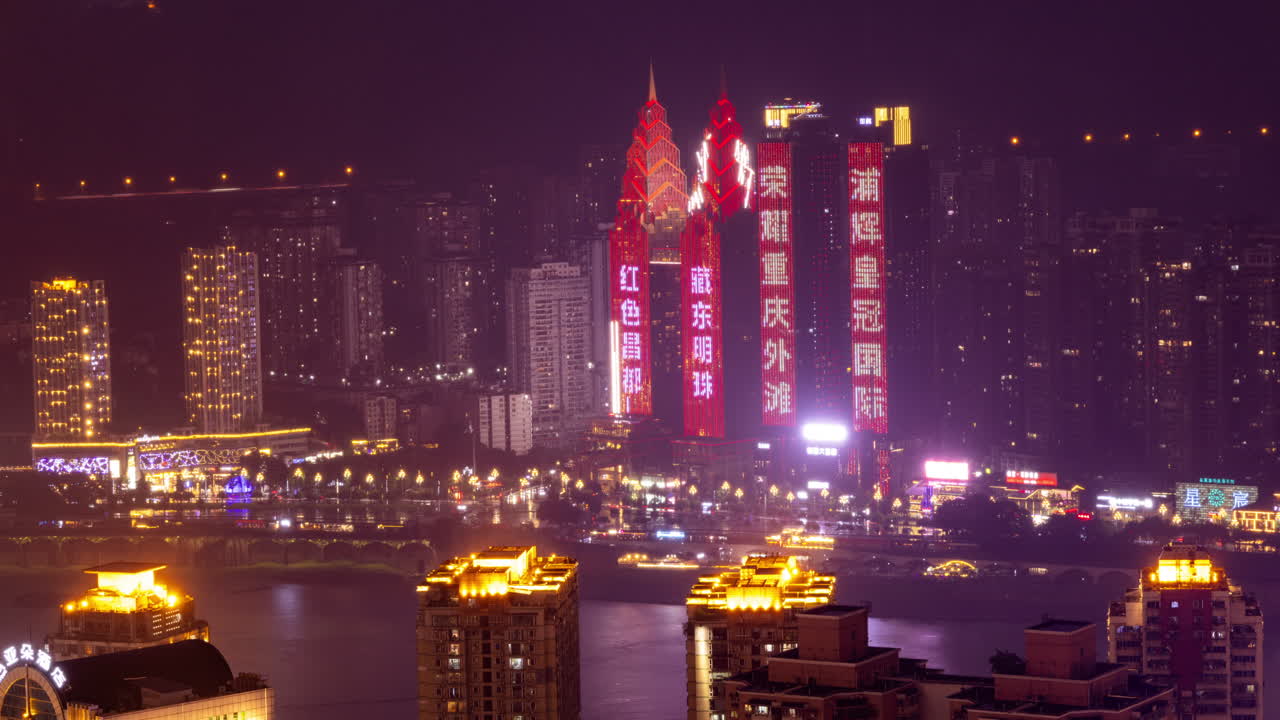 Timelapse do incrível horizonte cyberpunk da cidade de Chongqing de um ponto de vista elevado com o rio Yangtze.