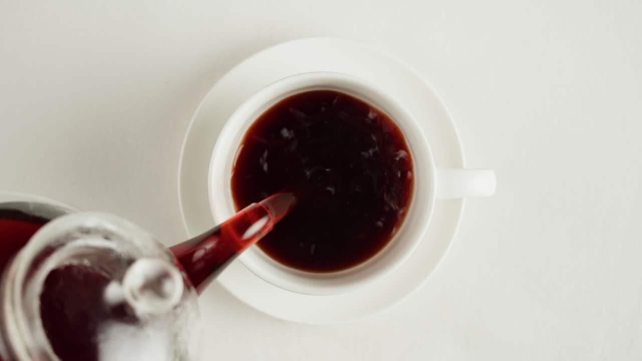 컵에 차를 부는 것