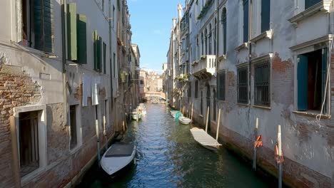 barcos estacionados afuera de las casas en un canal en