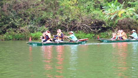 gente remando botes en el pintoresco ninh binh