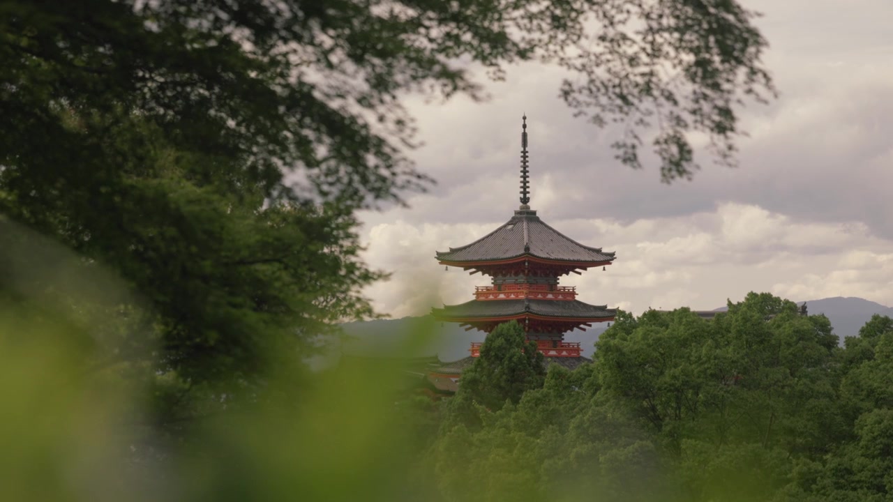 Kiyomizu-dera pagoden i Kyoto, Japan, med den traditionelle buddhistiske tempelstruktur