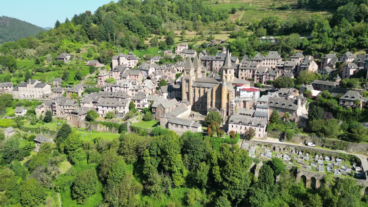 Vista aerea di un pittoresco villaggio in Francia