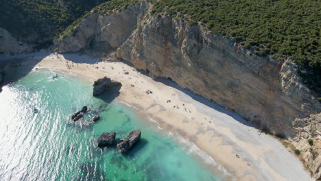 Luftaufnahme-Des-Strandes-Mit-Türkisfarbenem-Wasser-Und-Klippen-Von-Ribeiro-Do-Cavalo,-Sesimbra