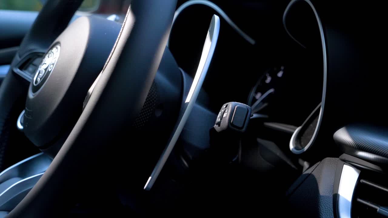 un volante de un coche deportivo mientras se conduce