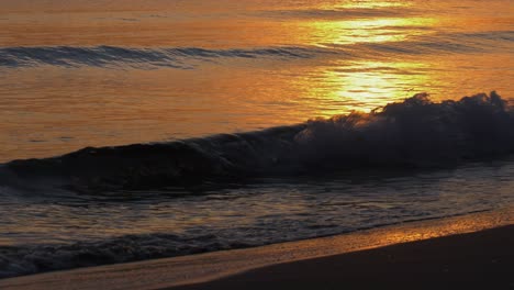 Mar-En-Calma-Al-Amanecer-Que-Refleja-El-Amanecer-En-Olas-Doradas,-Mar-Mediterráneo,-España