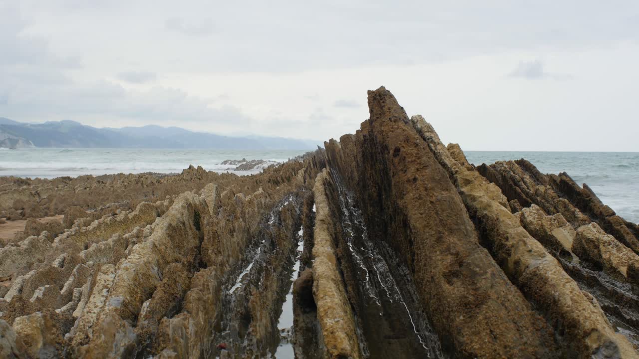 flysch estratos de roca afilados y dentados capas geológicamente expuestas, itzurun zumaia españa, estática